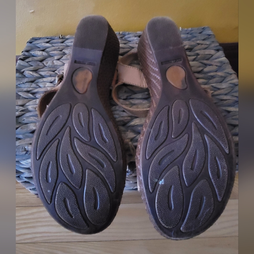 Born Sz 9.5 Women's Tan Sandals - Picture 7 of 8
